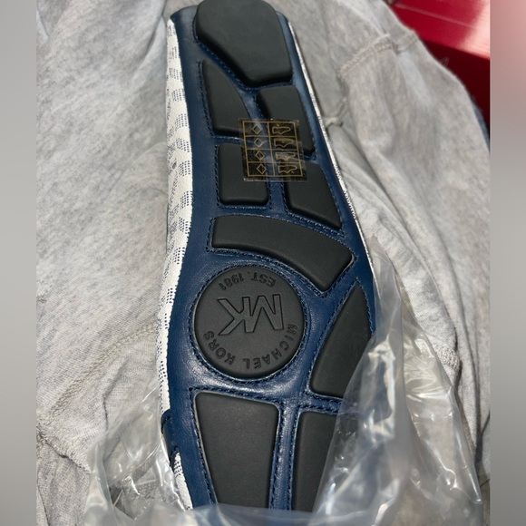 Michael kors - Fulton mox size 7.5 white w/ blue on the front a Gold emblem - Picture 7 of 7